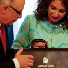 La nueva ministra de Hacienda, María Jesús Montero, recibe la cartera ministerial de manos de su antecesor en el cargo, Cristóbal Montoro.