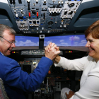 Silván y Torres entrelazan sus manos en su visita, ayer, al simulador de vuelo de la ULE.