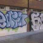 Dos de los grafitis localizados por los agents en las fachadas del barrio de La Estación.