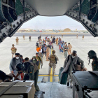 Un primer grupo de españoles y colaboradores afganos embarcan en el primer avión A400 de las Fuerzas Armadas de España. DL
