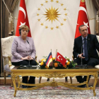 La canciller alemana, Angela Merkel, y el presidente turco, Recep Tayyip Erdogan. TUMAY BERKIN