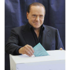 Silvio Berlusconi, deposita su voto en la urna de un colegio electoral en Milán, el pasado domingo.