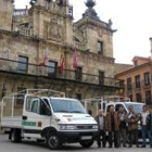 Un momento de la presentación de los dos camiones en la plaza Mayor