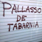 Pintada en la puerta de acceso a la vivienda del periodista Tomás Guasch.