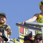 Seguidores de Valentino Rossi animan a su ídolo durante el GP de Valencia, en Cheste.