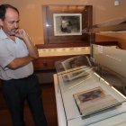 El bibliófilo Antonio Ovalle observa ejemplares de la muestra. L. D. M.