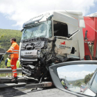 Así quedó uno de los dos camiones involucrados en el accidente a la altura de Laballos. L. DE LA MATA