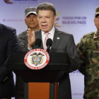Santos (centro) anuncia la muerte de 26 guerrilleros en el oeste del país, este viernes.