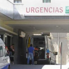 Entrada de Urgencias del hospital San Cecilio de Granada, donde murió la penúltima víctima.