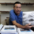 Guillermo Rocafort, comisionado del Ministerio para la rehabilitación del castillo del Cid con cargo al 1% Cultural, muestra los documentos que demuestran que el proyecto se aprobó. Abajo, a la izquierda, imagen de parte del claustro que se encuentra en l