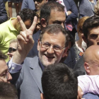 El líder del PP, Mariano Rajoy, este viernes en un paseo electoral por Salamanca.