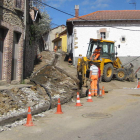 Trabajos de canalización del suministro del agua en un pueblo de la provincia.