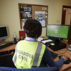 Una agente de la Guardia Civil en la Comandancia de León