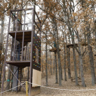 A cinco metros de altura, un sistema de lianas, puentes y tirolinas componen este parque multiaventuras de Almanza. Tiene tres circuitos de diferente dificulta, uno de ellos especialmente diseñado para niños, situado a dos metros de altur