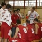 El técnico Javi de Grado, corrigiendo fallos durante el partido