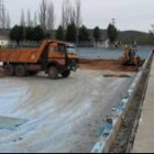 Ya se han iniciado los trabajos para reducir la altura del vaso de la piscina grande