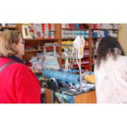 La alcaldesa de San Andrés, María Eugenia Gancedo, durante la visita a uno de los comercios del muni