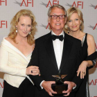 Mike Nichols posa con el premio a toda su carrera junto a su esposa, Diane Sawyer (derecha), y la actriz Meryl Streep, en junio del 2010.