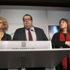 Rueda de prensa de los diputados críticos del PSC, tras haber roto la disciplina de voto del partido. En la foto, Marina Geli, Joan Ignasi Elena y Núria Ventura.