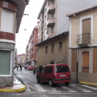 La casa entra en ángulo en el trazado de la calle.
