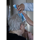 Una anciana recibe ayuda en su domicilio. EFE