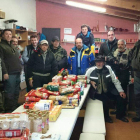 Participantes en la Jornada de Pesca Solidaria celebrada en el Lago Monte de Jabares para recoger alimentos con destino a Cruz Roja.