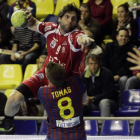 Antonio García se eleva por encima de Víctor Tomás para lanzar a la portería defendida por Daniel Saric. El jugador ademarista contabilizó cinco goles.