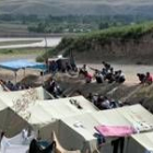 Soldados de kirziguistán guardan un campo de refugiados en la frontera con Uzbekistán