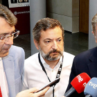 Juan Martínez Majo, Pedro Canut y Antonio Silván, ayer antes de la reunión. MARCIANO PÉREZ