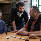 Luis Zahera, a la izquierda, durante el rodaje de ‘As Bestas’, filmada en escenarios del Bierzo. DL