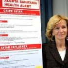 La ministra de Sanidad, Elena Salgado, ante un cartel de alerta sanitaria