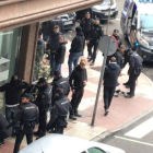 Actuación policial en el centro de León ante los altercados de la afición más radical del Burgos CF. DL