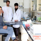 Luis M. Mateos (I) junto al equipo de investigadores. DL