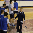 Dani Gordo dirige a sus jugadores durante uno de los entrenamientos en el Palacio.