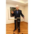Mendaña es de los pocos músicos que domina el theremín.
