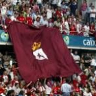 Los aficionados desplegaron una gran bandera con los colores de León