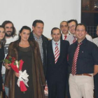 Ángel Mejías, cuarto por la izquierda, junto a los peñistas.