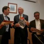 Del Olmo, en el centro, presentó ayer la revista 2 de PonfeRadio