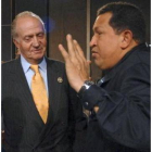 Don Juan Carlos conversa con  Chávez en una cumbre anterior a Chile