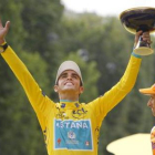 Contador celebra su tercer Tour ante Menchov.