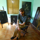 Alain Yebra, escritor y pintor afincado en el Bierzo, junto a varias de sus obras en su casa de Toral de los Vados (León)