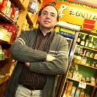 José Luis Chamorro, responsable de Equitanea, tienda de comercio justo en León