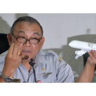 El responsable del Comité Nacional para la Seguridad en el Transporte de Indonesia, Tatang Kurniadi, ofrece una rueda de prensa sobre la caja negra del vuelo QZ8501 de AirAsia, en Yakarta (Indonesia).