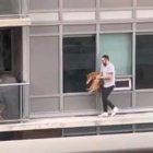 Captura del vídeo donde se ve al hombre que rescata a su gato caminando por una estrecha cornisa, en Toronto.