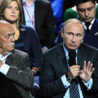 Putin habla al público durante un encuentro con simpatizantes este lunes en Moscú.