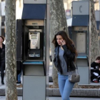 Cabina telefónica en la plaza de Cataluña de Barcelona.