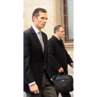 Urdangarin y su abogado en el juzgado en febrero.