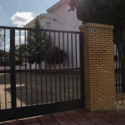 Puerta del colegio, en la comarca de Cazorla (Jaén), donde, presuntamente, un niño de 9 años ha sufrido una violación por parte de varios compañeros entre 12 y 14 años.