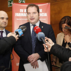 Javier Herradón y Carlos Treceño, ayer en la jornada farmacéutica celebrada en León.