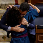 Pedro Sánchez abraza a la ministra María Jesús Montero en el pleno en el que se aprobaron los Presupuestos. JUAN CARLOS HIDALGO